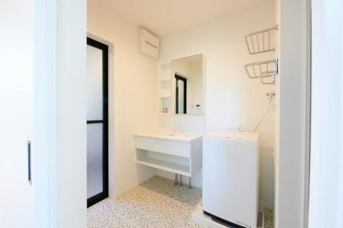 Baño con 2 lavabos y espejo en Rush Awaji - Seaside Holiday Home - Self Check-In Only en Awaji