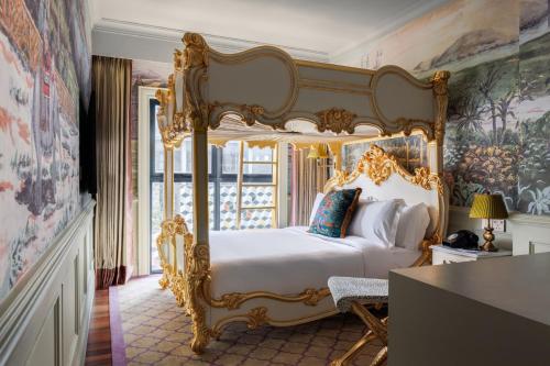 sypialnia z łóżkiem z baldachimem i oknem w obiekcie The Serangoon House, Singapore, a Tribute Portfolio Hotel w Singapurze