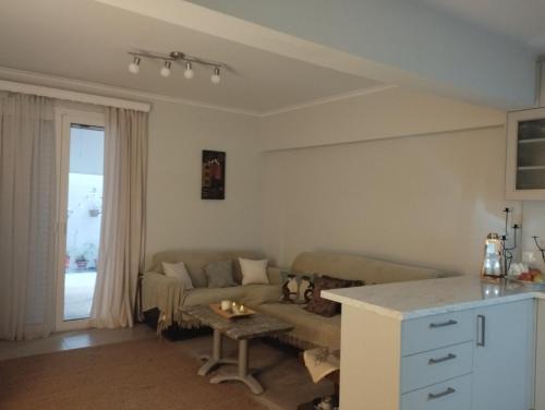 Renovated Basement Duplex with Patio and Folk Decor in the Heart of Athens