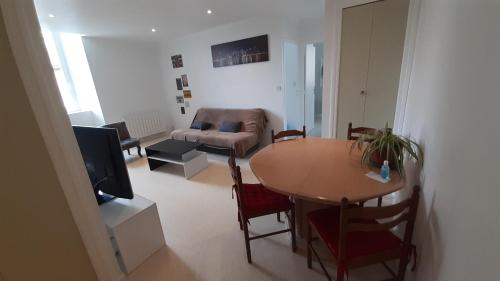 un salon avec une table et un canapé dans l'établissement L ardechois, à Saint-Agrève