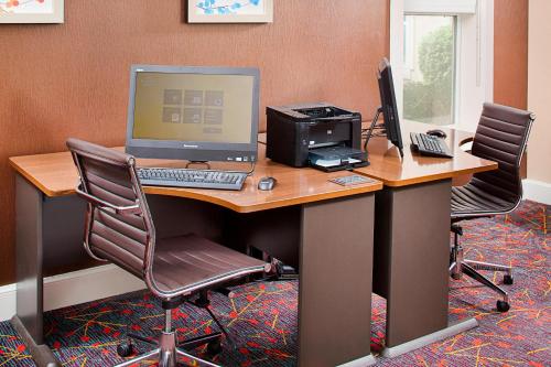 ein Büro mit einem Schreibtisch mit einem Computer und einem Drucker in der Unterkunft Residence Inn Houston - West University in Houston