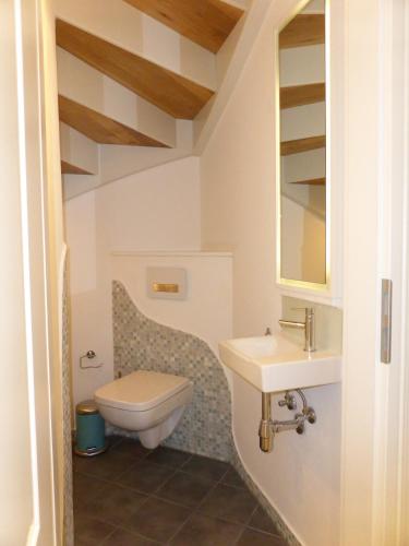 a bathroom with a toilet and a sink at Meeresleuchten in Lüneburg