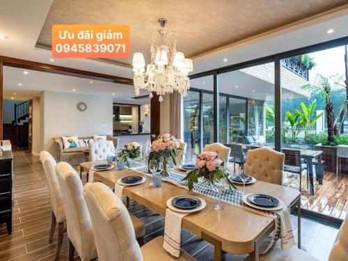 a dining room with a table and chairs and a chandelier at Villa Đà Lạt Khởi Nghĩa Bắc Sơn Gần Hồ Xuân Hương Gần Chợ Đêm - KNBS Lana in Xuan An