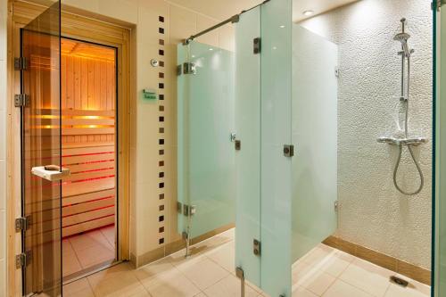 ein Bad mit einer Dusche und einer Glasduschkabine in der Unterkunft Marriott Executive Apartments London, Canary Wharf in London