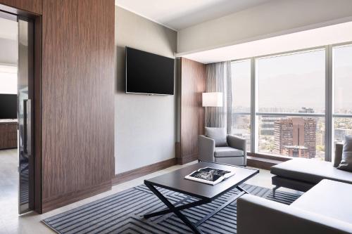 TV tai viihdekeskus majoituspaikassa AC Hotel by Marriott Santiago Costanera Center