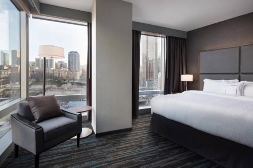 um quarto de hotel com uma cama e uma cadeira e uma janela em Residence Inn by Marriott Seattle Downtown Convention Center em Seattle