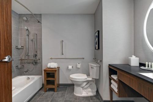 Koupelna v ubytování Courtyard by Marriott Hamilton