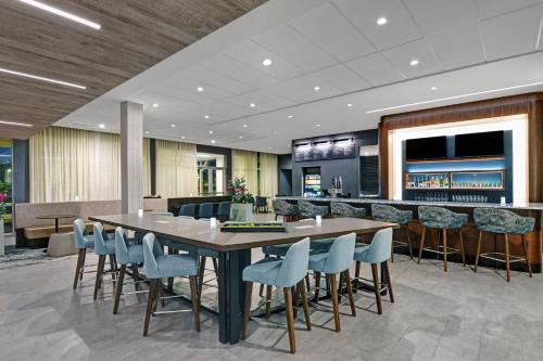a large dining room with a table and chairs at Courtyard by Marriott Hamilton in Hamilton