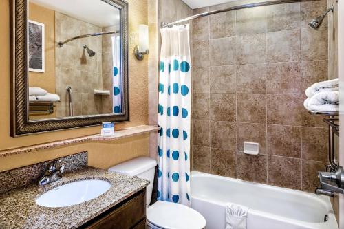 La salle de bains est pourvue d'un lavabo, d'une baignoire et de toilettes. dans l'établissement TownePlace Suites by Marriott San Antonio Northwest, à San Antonio