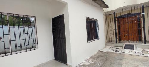 dos puertas en una pared blanca en una habitación en Casa MeyMar, en Mompós