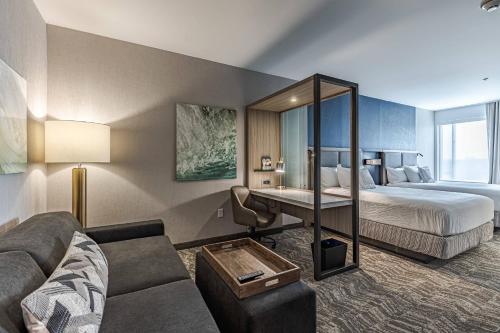 Habitación de hotel con cama y escritorio en SpringHill Suites by Marriott Fort Wayne North, en Sunnybrook Acres