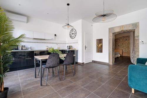 a kitchen and living room with a table and chairs at Lyon Cité-Gallo Romaine terrasse in Caluire-et-Cuire