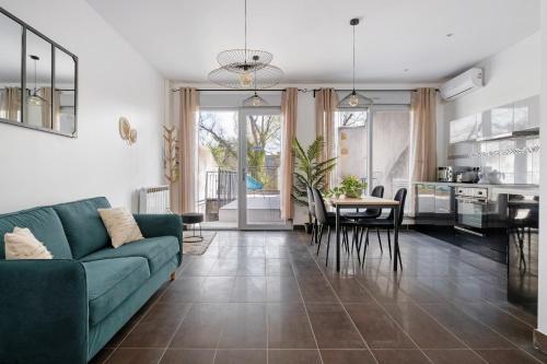 sala de estar con sofá verde y mesa en Lyon Cité-Gallo Romaine terrasse en Caluire-et-Cuire