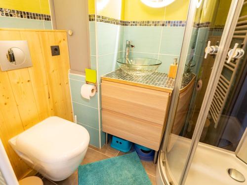y baño con ducha, aseo y lavamanos. en Appartement Valfréjus, 2 pièces, 4 personnes - FR-1-468-107, en Modane
