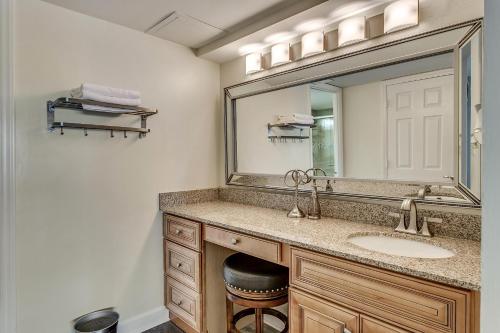 een badkamer met een wastafel en een grote spiegel bij Forest Dunes 1702 in Myrtle Beach