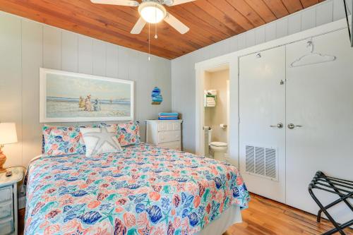 - une chambre avec un lit et un ventilateur de plafond dans l'établissement Bradenton Beach Home with Tiki Bar and Heated Pool!, à Bradenton Beach