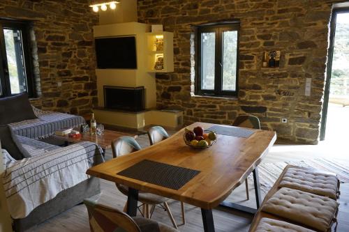 A television and/or entertainment centre at by karakas Λίθινο