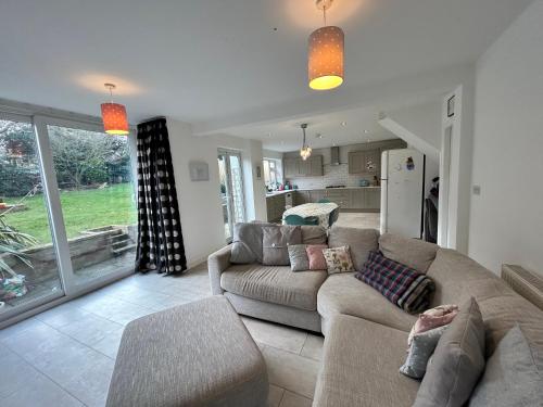 sala de estar con 2 sofás y cocina en West Kirby home for Open golf at Hoylake en West Kirby