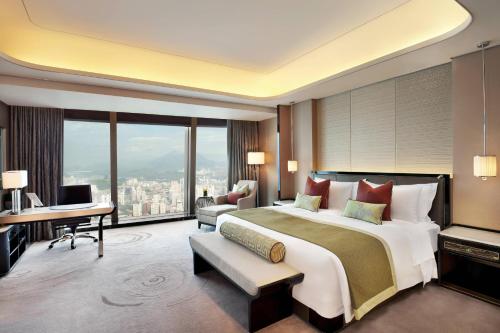 Postel nebo postele na pokoji v ubytování The St. Regis Shenzhen