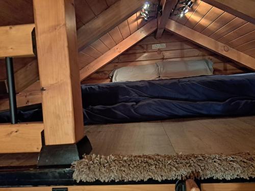 Ce lit se trouve dans une mezzanine. dans l'établissement Tiny Cabin located on the outskirts of Mohican State Park, 