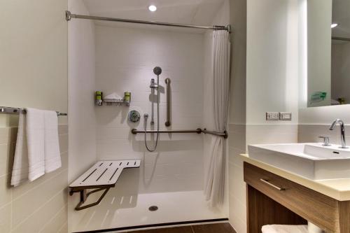 biała łazienka z prysznicem i umywalką w obiekcie Element Ewing Princeton w mieście Ewing
