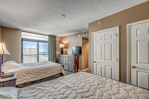 um quarto com 2 camas e uma janela em South Wind Penthouse 1 em Myrtle Beach