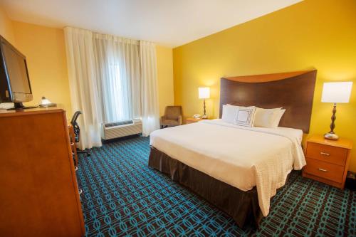 een hotelkamer met een bed en een flatscreen-tv bij Fairfield Inn and Suites by Marriott Muskogee in Muskogee