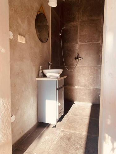 a bathroom with a sink and a mirror at Dvojizbový apartmán v blízskom centre Bardejova in Bardejov