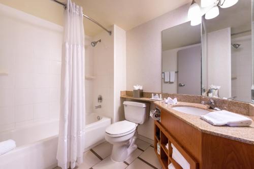 La salle de bains est pourvue de toilettes, d'un lavabo et d'une baignoire. dans l'établissement Fairfield Inn Las Vegas Convention Center, à Las Vegas