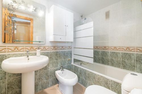 ビリャホヨサにあるCala Palmera 10-C Apartment Playa La Cala Beachの洗面台、トイレ、鏡のあるバスルーム
