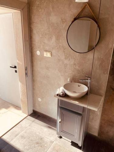 a bathroom with a sink and a mirror at Dvojizbový apartmán v blízskom centre Bardejova in Bardejov