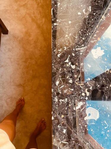 a persons feet on the floor with tin foil at Dvojizbový apartmán v blízskom centre Bardejova in Bardejov