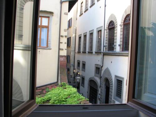 una ventana con vistas a un callejón en B&B Fiordaliso, en Florencia