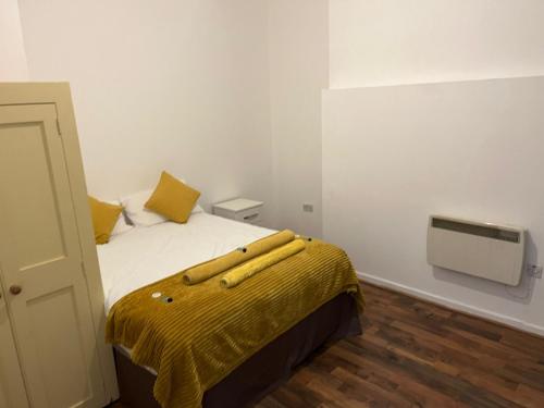 A bed or beds in a room at ☆ Property Buzzer Serviced Apartments ☆ 1 Bed Flat Birmingham City Centre - China Town ☆ Very close to Bull Ring, Grand Central + Mailbox ☆