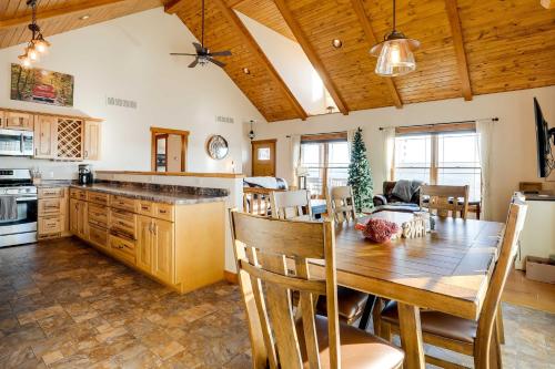 Dapur atau dapur kecil di Water-View Home Half Mile to Table Rock Lake