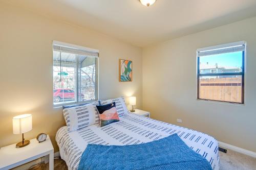 1 dormitorio con 1 cama y 2 ventanas en Vibrant Denver Vacation Rental 2 Mi to Ball Arena! en Denver