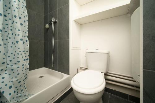 a bathroom with a white toilet and a shower at Appartement tout équipé à juste coté du tramway in Marseille