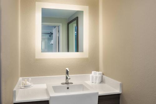 y baño con lavabo blanco y espejo. en SpringHill Suites Orlando Altamonte Springs/Maitland, en Orlando