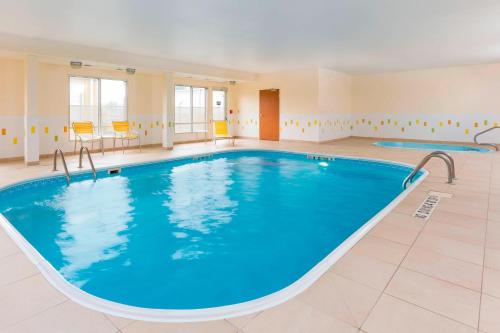 una gran piscina con agua azul en una habitación en Fairfield Inn & Suites Lincoln, en Lincoln
