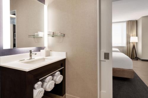 En eller flere senge i et værelse på Residence Inn by Marriott New York JFK Airport