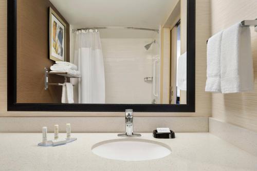 baño con lavabo y espejo grande en Fairfield Inn by Marriott Philadelphia West Chester/Exton, en Exton