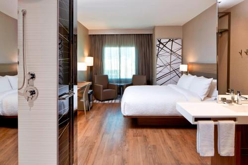 アトランタにあるAC Hotel by Marriott Atlanta Buckhead at Phipps Plazaのベッドとバスルーム付きのホテルルームです。