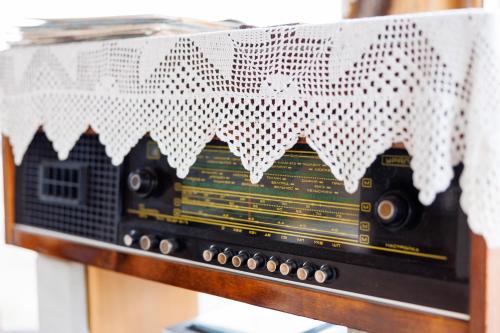 an old radio sitting on top of a shelf at Pensiunea Doina și Ion in Mileştii Mici