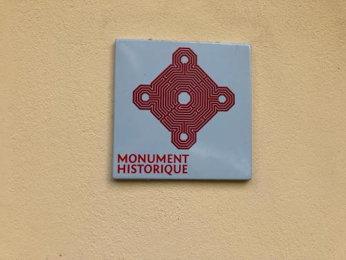 ein Schild an einer Wand, das Monumentitschrift liest in der Unterkunft Aux Souvenirs d'Anaëlle gîtes 5 personnes in Sainte-Marie-aux-Mines