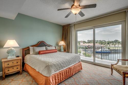 1 dormitorio con 1 cama y balcón en Huge Luxury 2/2 AAA Four Diamond Resort by Luxury Beach Rentals en Myrtle Beach