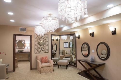 een woonkamer met kroonluchters en een salon bij SpringHill Suites by Marriott Logan in Logan
