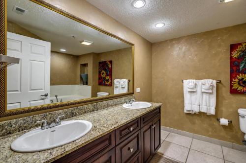 een badkamer met 2 wastafels en een grote spiegel bij Ocean Blue 902 in Myrtle Beach