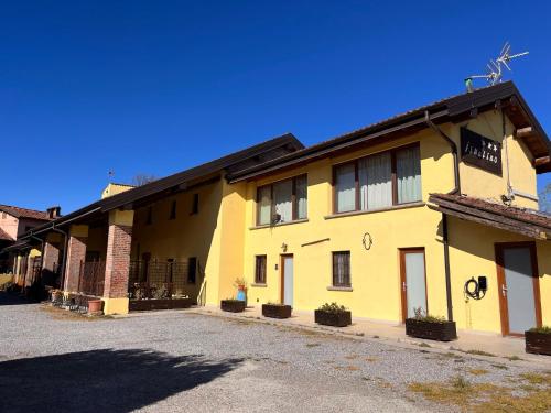 ein gelbes Gebäude mit vielen Fenstern in der Unterkunft Hotel e B&B Il Mulino in Vaiano