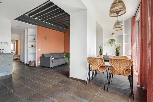 a kitchen and living room with a table and chairs at Lyon Cité- Appartement vue Rhône terrasse-Caluire in Caluire-et-Cuire
