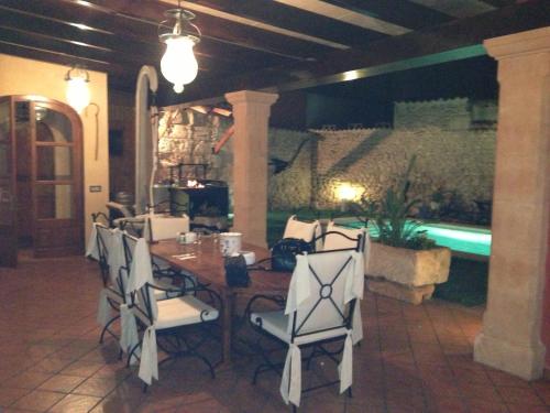 En restaurang eller annat matställe på Villa Can Bassa Muro